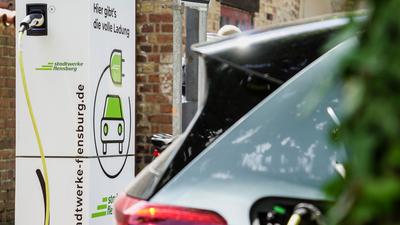 E-Auto lädt im Flensburger Stadtzentrum